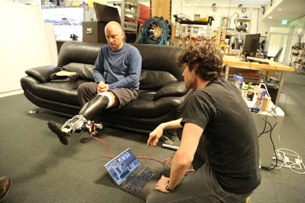 Matthew Carney testing the prosthesis. (Credit: FUTEK)