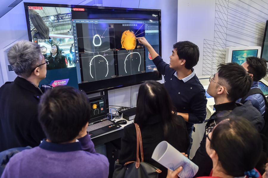 A staff member shows 5G-supported telemedicine technology during the 2019 World 5G Convention in Beijing, Nov 21, 2019. (Credi: Xinhua)