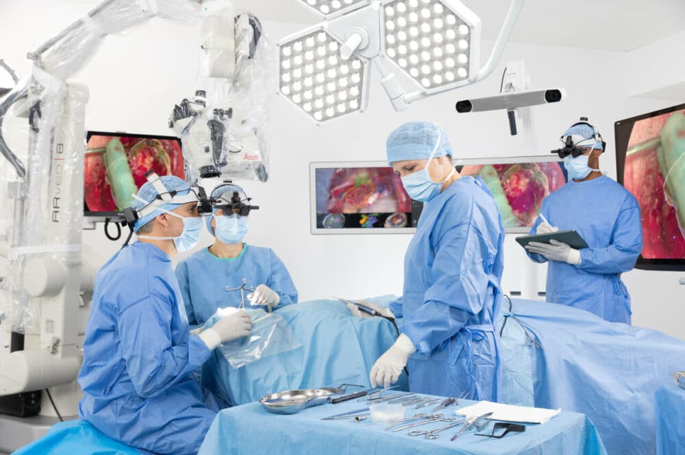Visualize the application on a monitor and share it with your team or use surgical headset MyVeo. (Credit: Leica Microsystems)
