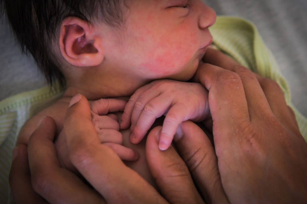 A mother holds her newborn baby. (Credit:LOIC VENANCE/AFP/Getty Images)