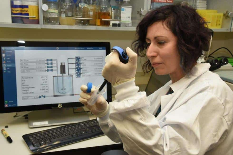 Israeli scientist at the MIGAL Research Institute laboratory. (Photo: Jalaa Marey/AFP via Getty Images)