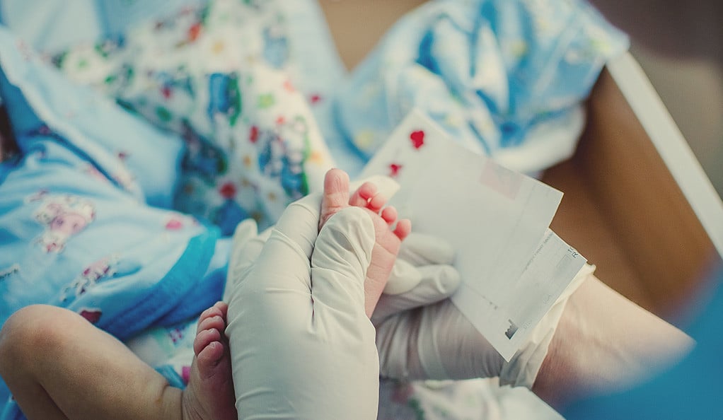 Doctor takes a blood test in newborns. (Credit: stock.adobe.com)